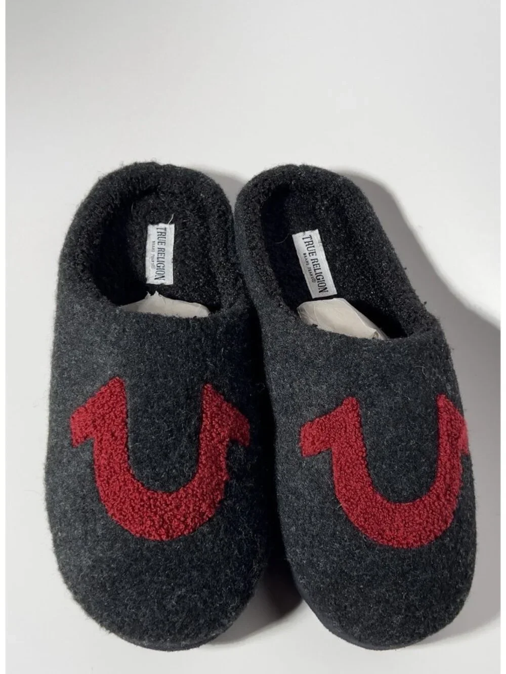 True Religion Men’s Gray Red Logo Faux Wool Clog Slippers Size M 9-10